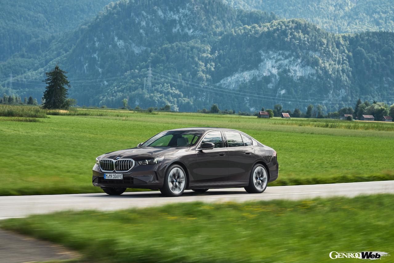 プラグインハイブリッド仕様「BMW 530e セダン」の走行シーン。