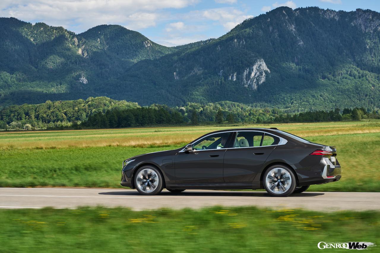 プラグインハイブリッド仕様「BMW 530e セダン」の走行シーン。