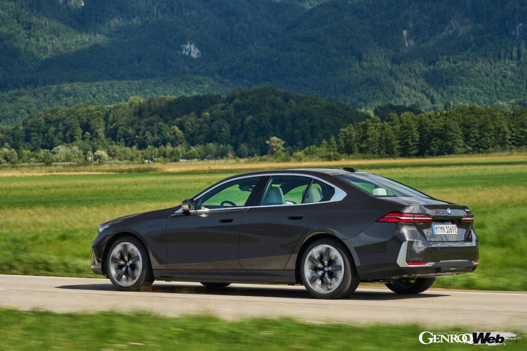 プラグインハイブリッド仕様「BMW 530e セダン」の走行シーン。