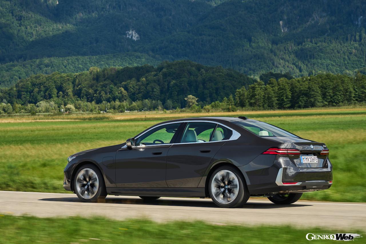 プラグインハイブリッド仕様「BMW 530e セダン」の走行シーン。