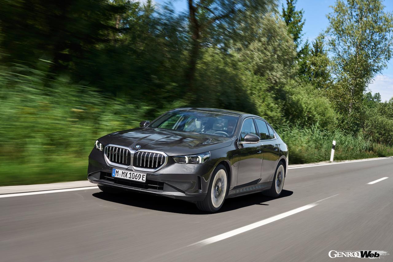 プラグインハイブリッド仕様「BMW 530e セダン」の走行シーン。