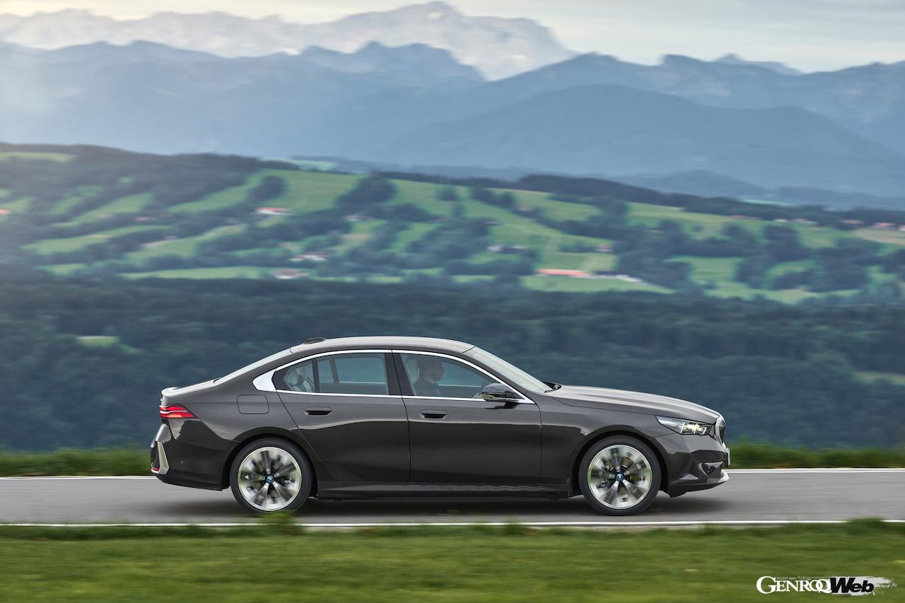 プラグインハイブリッド仕様「BMW 530e セダン」の走行シーン。