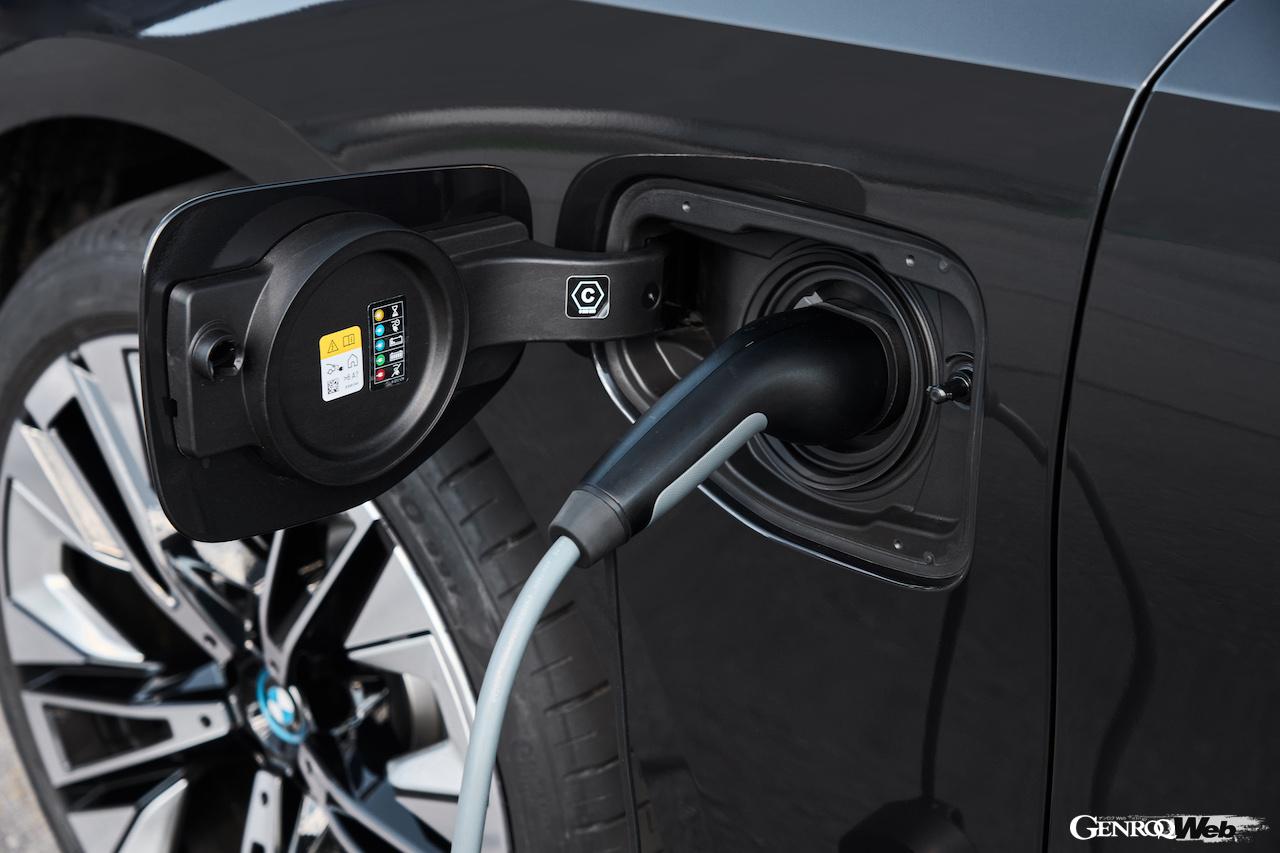 充電出力は、先代モデルの2倍となる7.4kWに拡大。これにより、0％からフル充電まで、3時間15分での急速充電が可能になった。