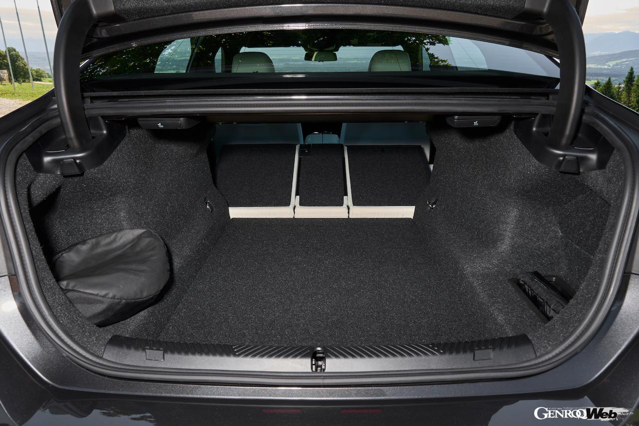 プラグインハイブリッド仕様「BMW 530e セダン」のラゲッジルーム。