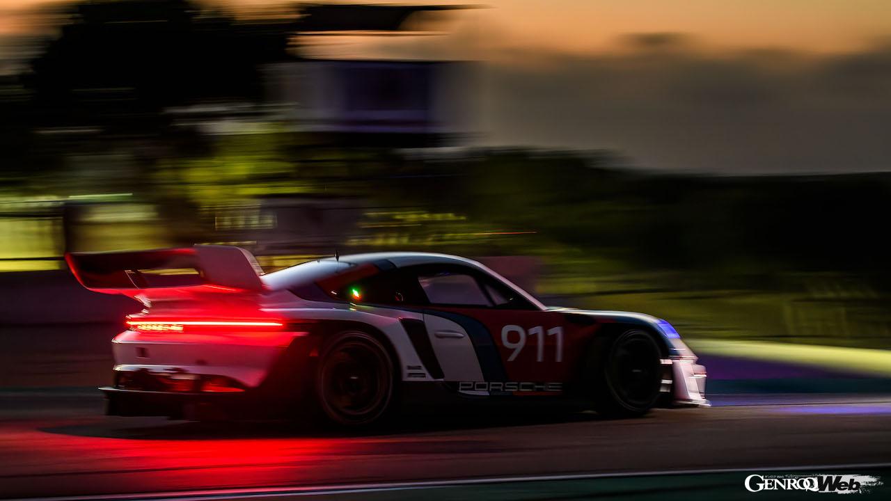 限定77台が製造されるトラックカー「ポルシェ 911 GT3 R レンシュポルト」の走行シーン。