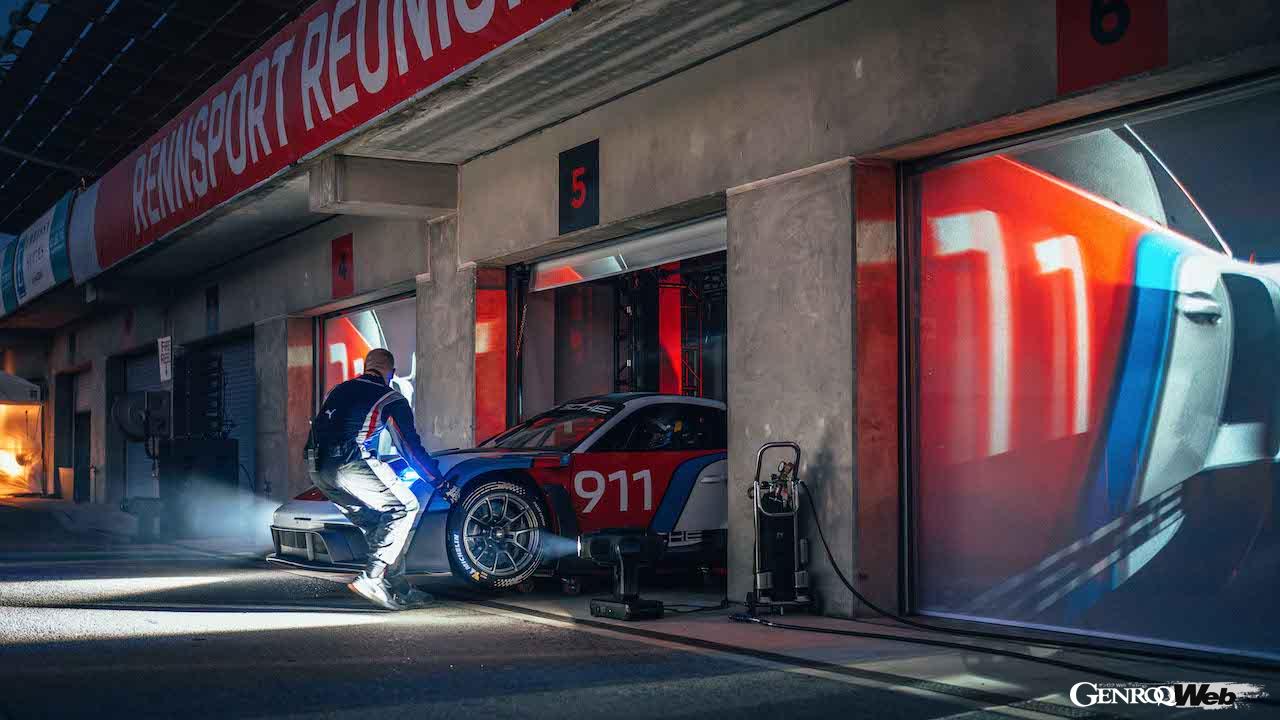 限定77台が製造されるトラックカー「ポルシェ 911 GT3 R レンシュポルト」の走行シーン。