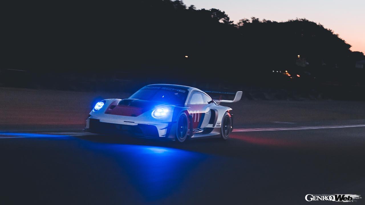限定77台が製造されるトラックカー「ポルシェ 911 GT3 R レンシュポルト」の走行シーン。