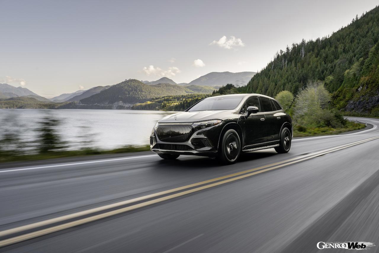 メルセデスの最高級フル電動SUV「メルセデス・マイバッハ EQS 680 SUV」の走行シーン。