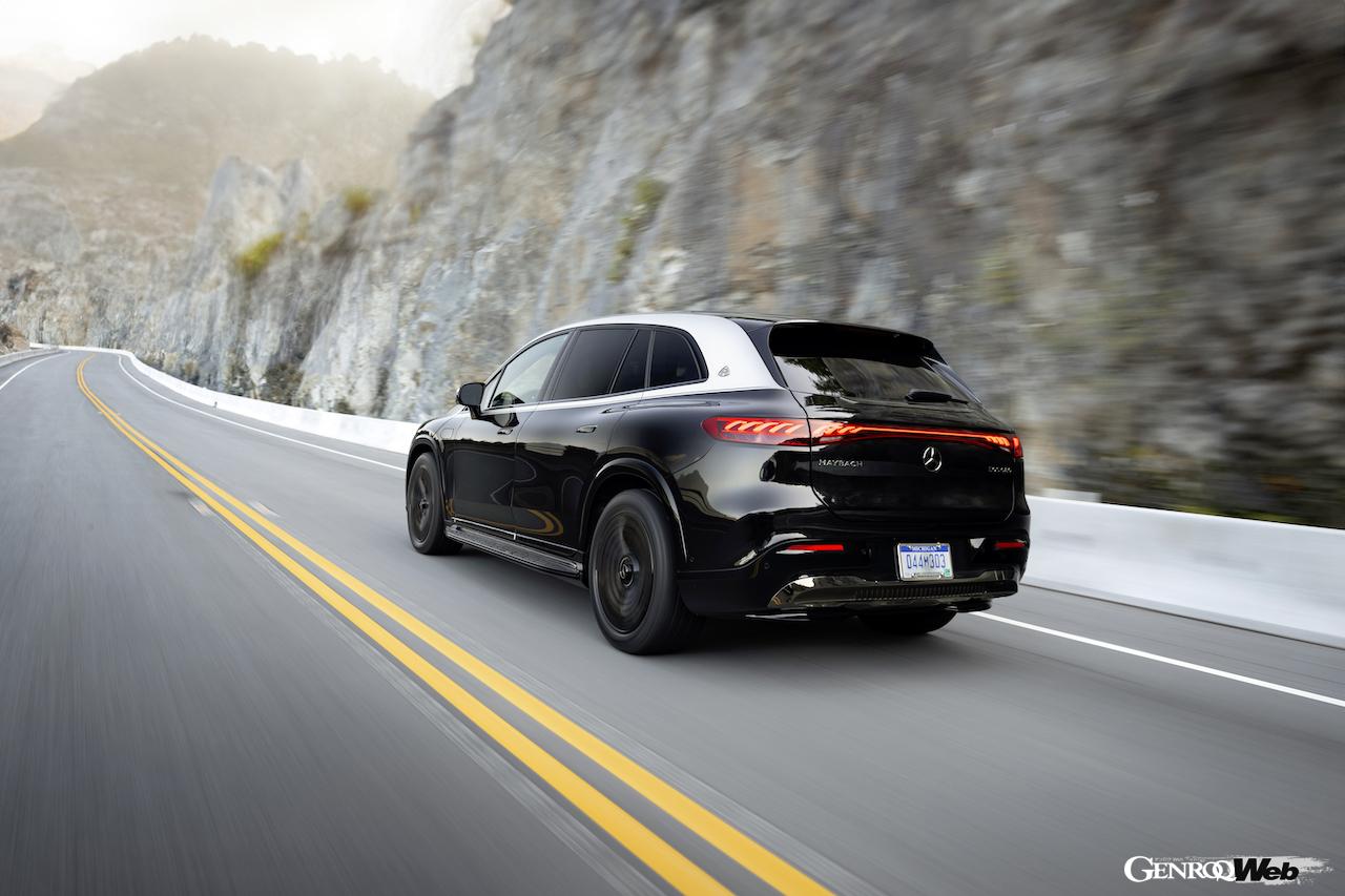 メルセデスの最高級フル電動SUV「メルセデス・マイバッハ EQS 680 SUV」の走行シーン。