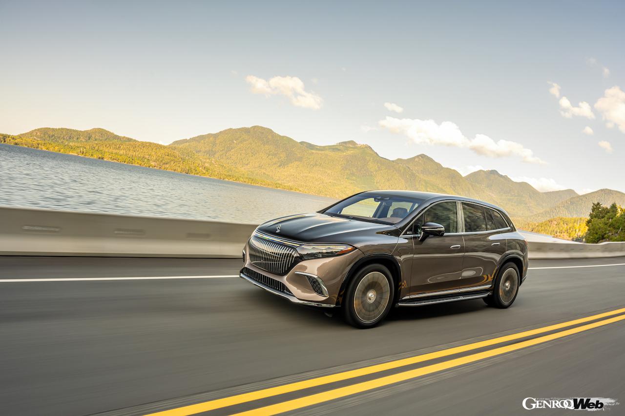 メルセデスの最高級フル電動SUV「メルセデス・マイバッハ EQS 680 SUV」の走行シーン。