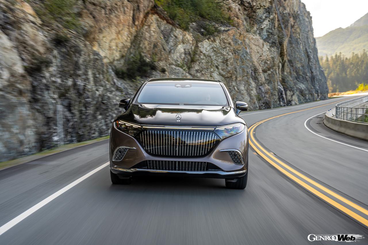メルセデスの最高級フル電動SUV「メルセデス・マイバッハ EQS 680 SUV」の走行シーン。