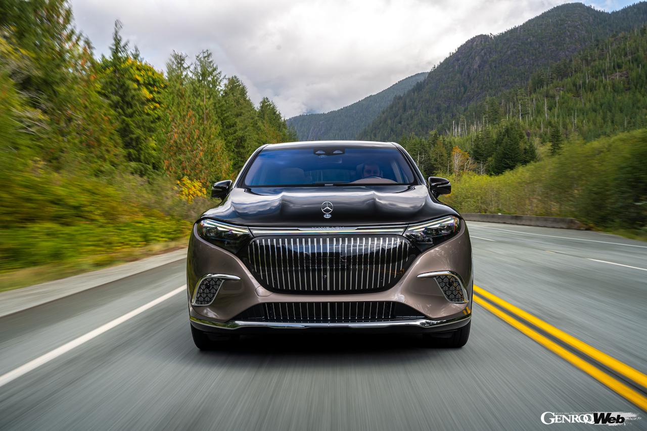 メルセデスの最高級フル電動SUV「メルセデス・マイバッハ EQS 680 SUV」の走行シーン。