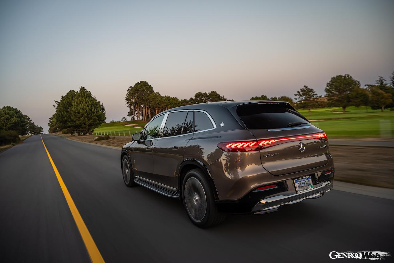 メルセデスの最高級フル電動SUV「メルセデス・マイバッハ EQS 680 SUV」の走行シーン。