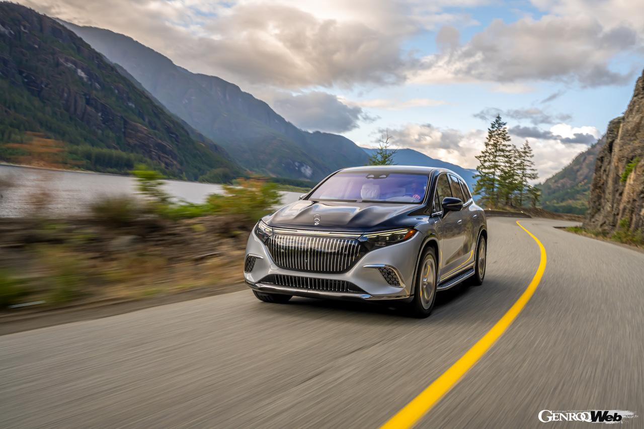 メルセデスの最高級フル電動SUV「メルセデス・マイバッハ EQS 680 SUV」の走行シーン。