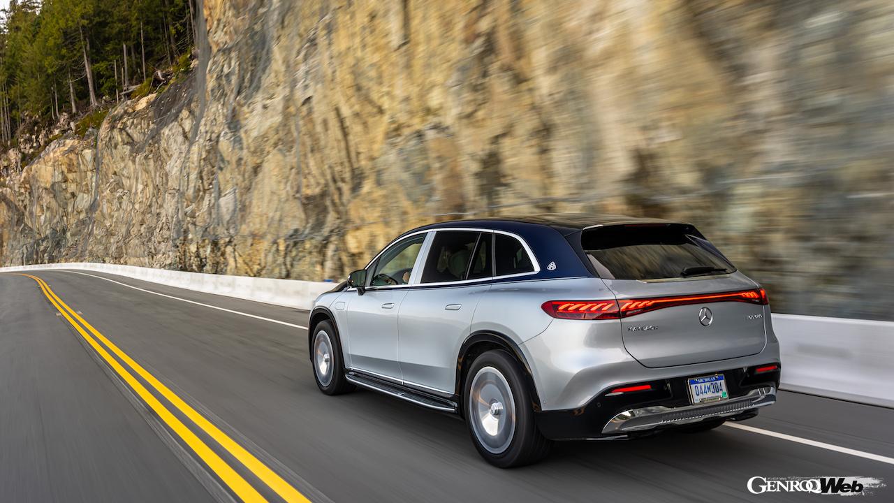 メルセデスの最高級フル電動SUV「メルセデス・マイバッハ EQS 680 SUV」の走行シーン。