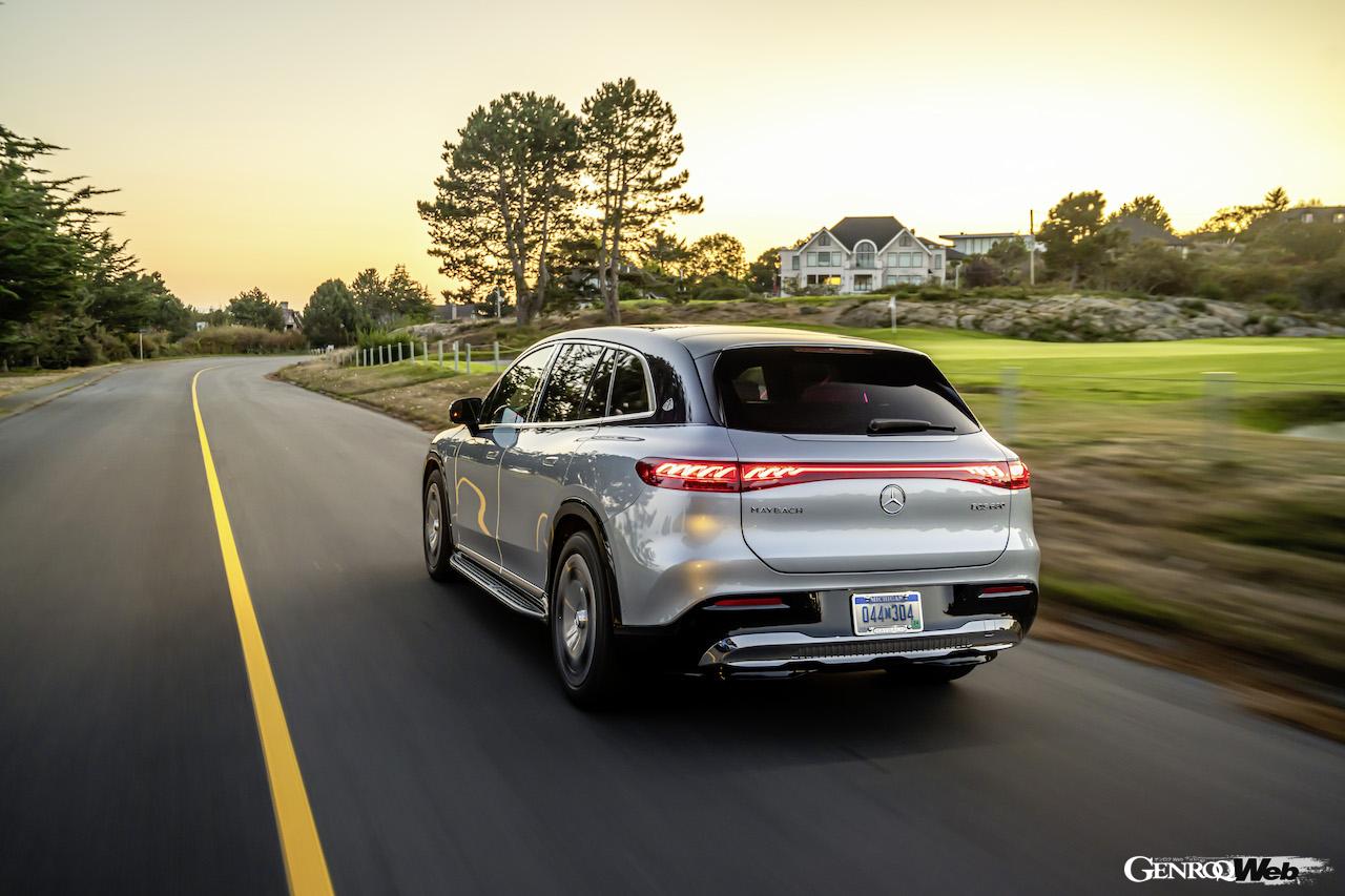 メルセデスの最高級フル電動SUV「メルセデス・マイバッハ EQS 680 SUV」の走行シーン。