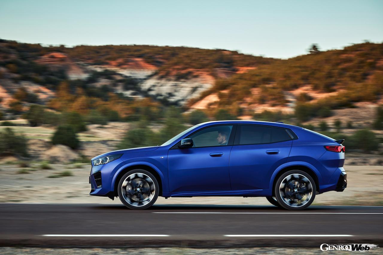 パフォーマンス仕様「X2 M35i xDrive」の走行シーン。