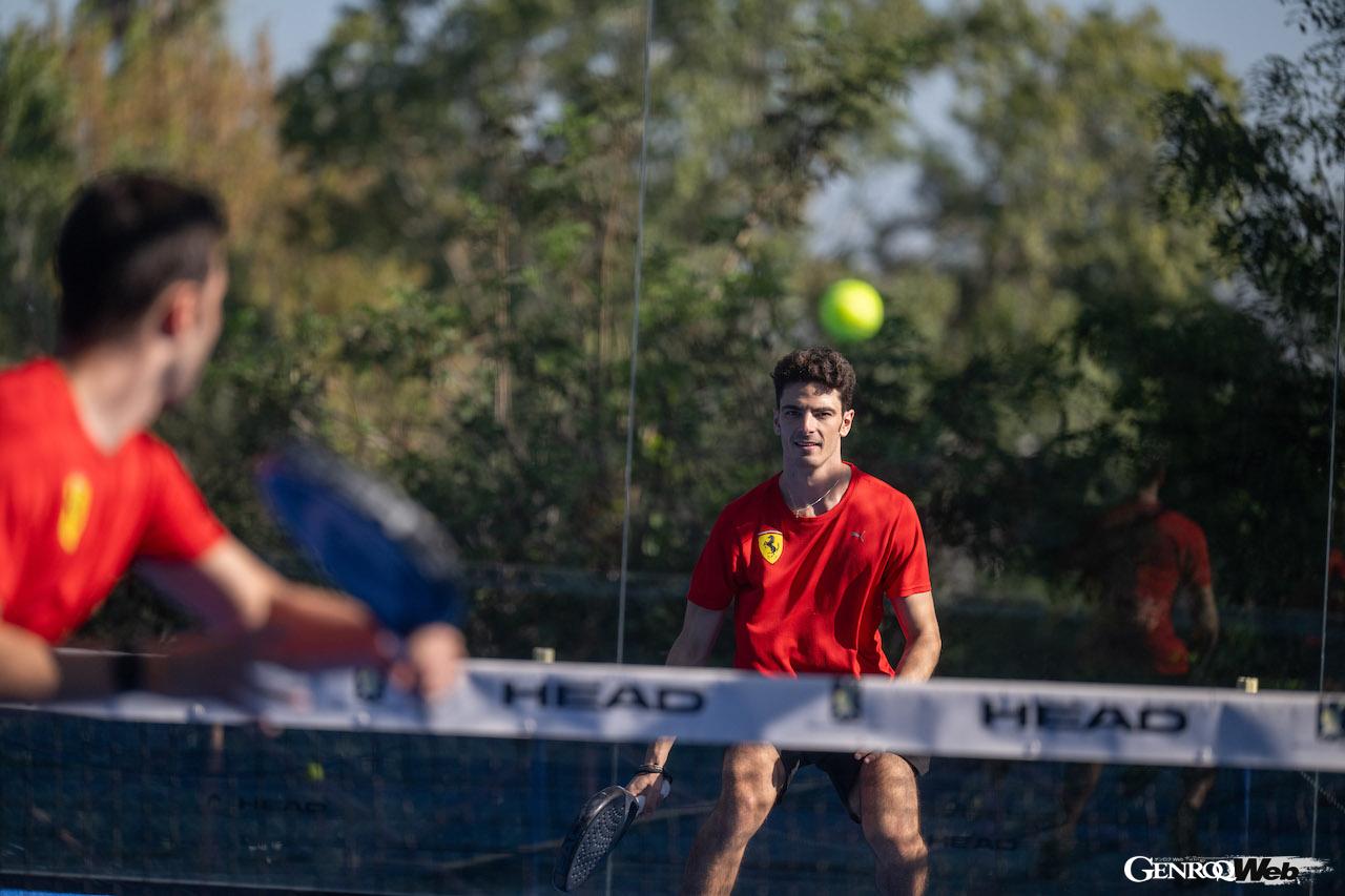 パデルをプレイするフェラーリのオフィシャルドライバーたち。