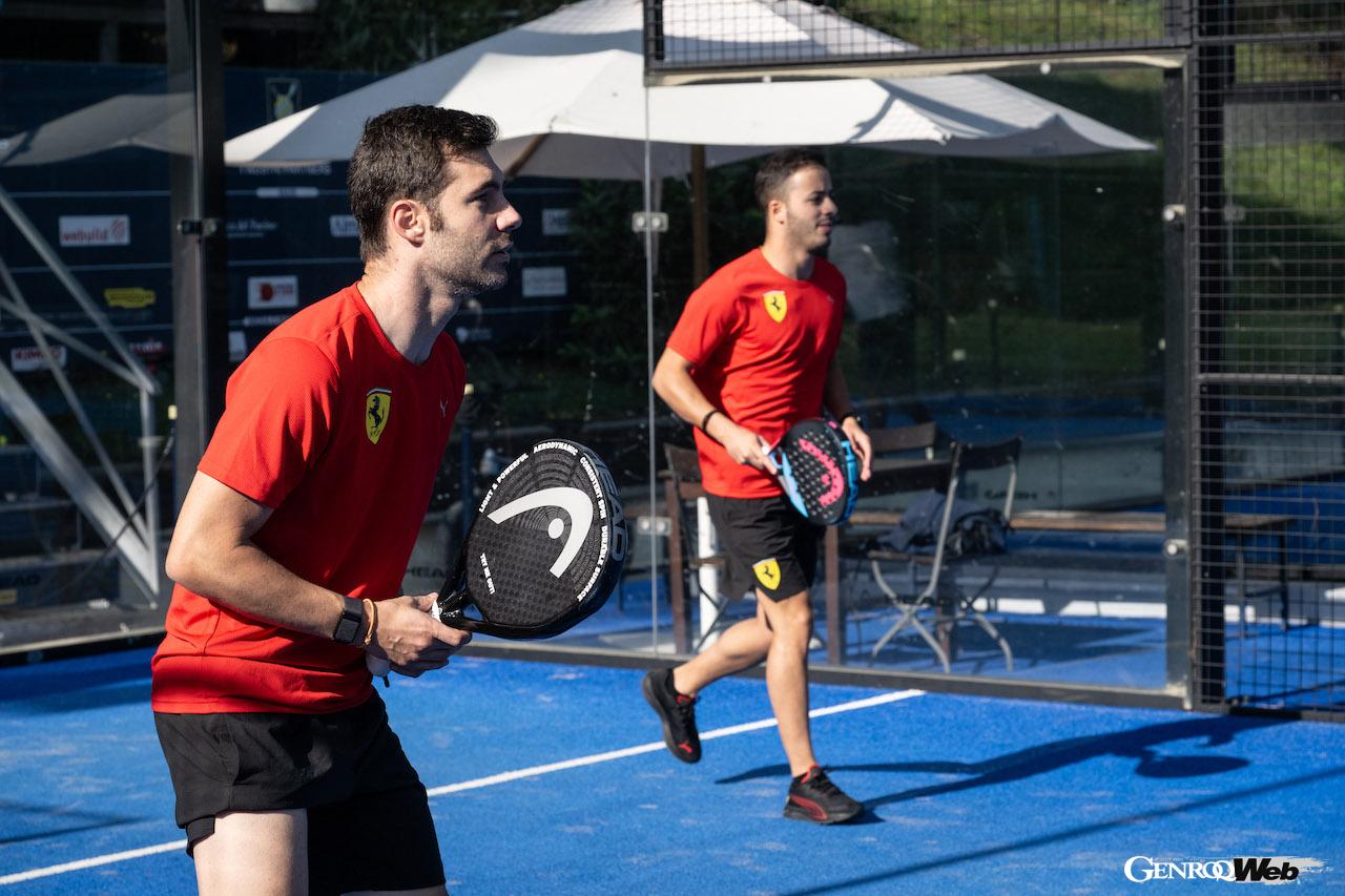 パデルをプレイするフェラーリのオフィシャルドライバーたち。