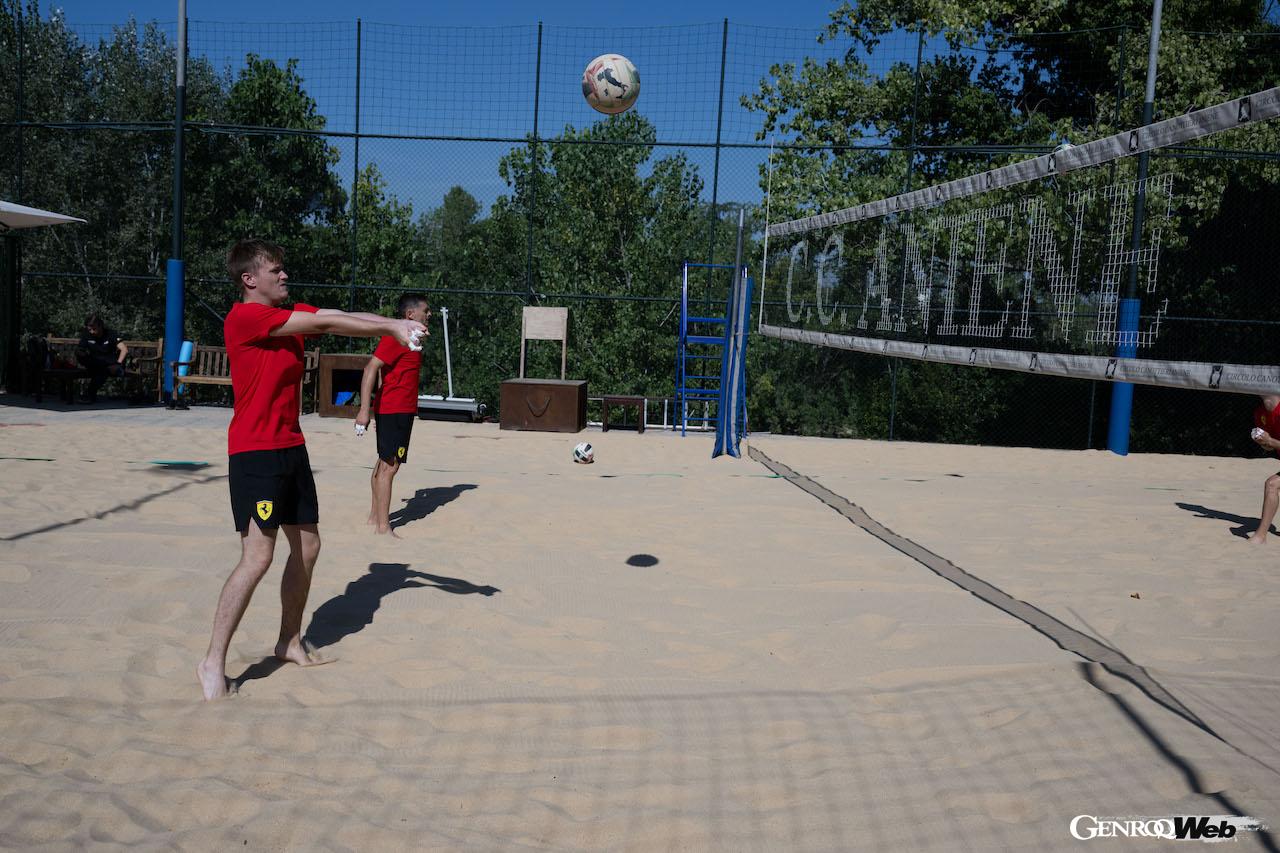 ビーチバレーを楽しむフェラーリのオフィシャルドライバーたち。