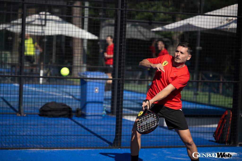 パデルをプレイするフェラーリのオフィシャルドライバーたち。