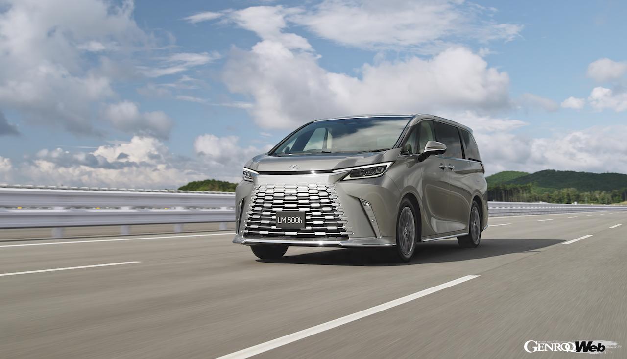 レクサスの最上級ピープルムーバー「LM」の走行シーン。