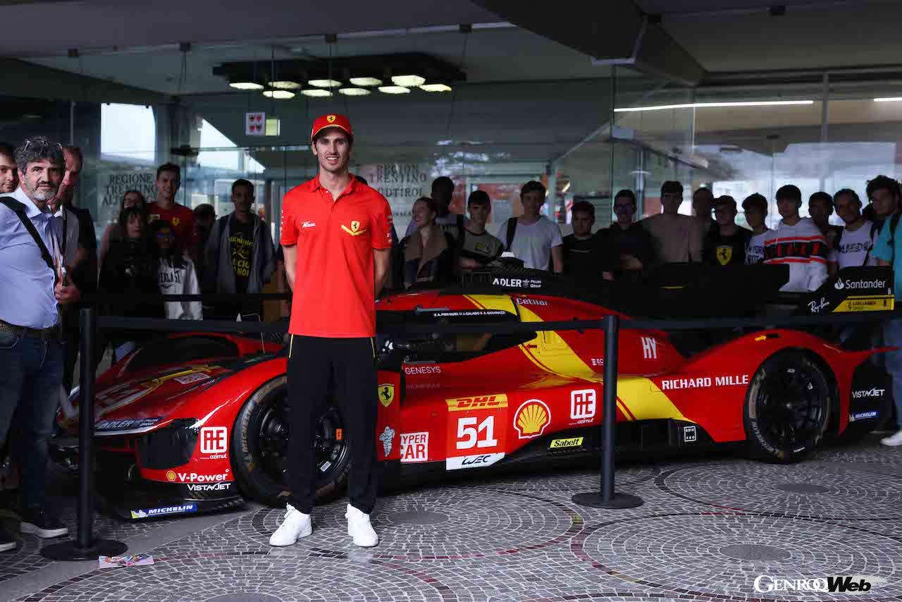 会場には、フェラーリ・AFコルセのフェラーリ 499P 51号車も展示。アントニオ・ジョヴィナッツィが登場し、多くのファンが記念撮影を行っている。