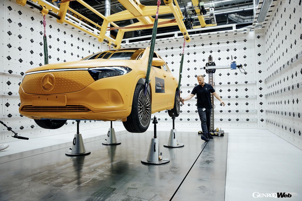 ドイツ・ジンデルフィンゲンのメルセデス・ベンツ・グループ車両安全技術センターで行われた、「EQA」と「EQS SUV」による前面オフセット衝突実験。