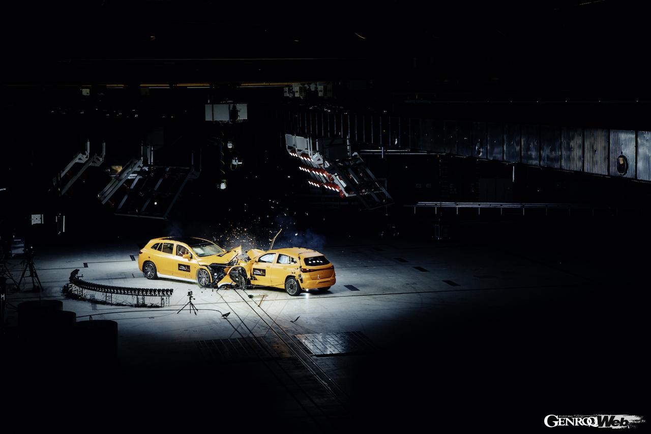 ドイツ・ジンデルフィンゲンのメルセデス・ベンツ・グループ車両安全技術センターで行われた、「EQA」と「EQS SUV」による前面オフセット衝突実験。