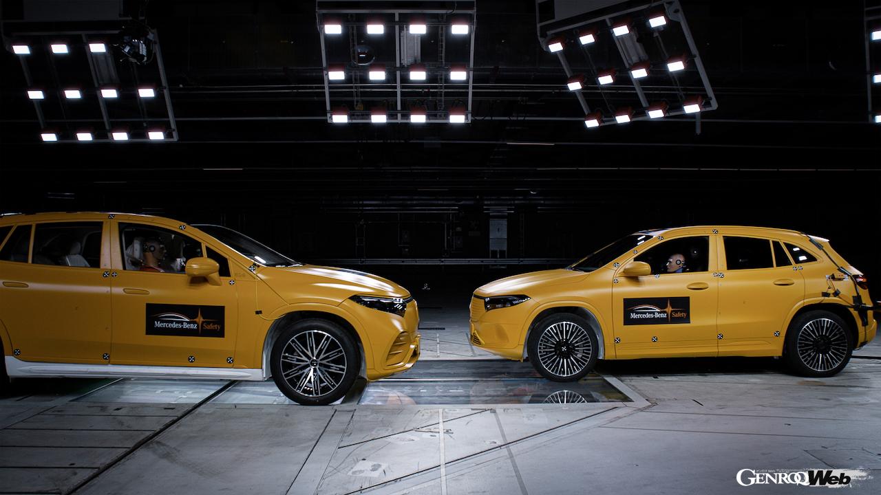 ドイツ・ジンデルフィンゲンのメルセデス・ベンツ・グループ車両安全技術センターで行われた、「EQA」と「EQS SUV」による前面オフセット衝突実験。