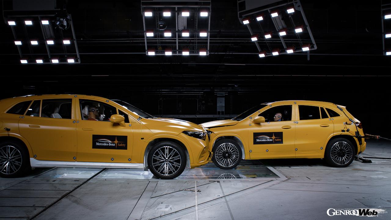 ドイツ・ジンデルフィンゲンのメルセデス・ベンツ・グループ車両安全技術センターで行われた、「EQA」と「EQS SUV」による前面オフセット衝突実験。