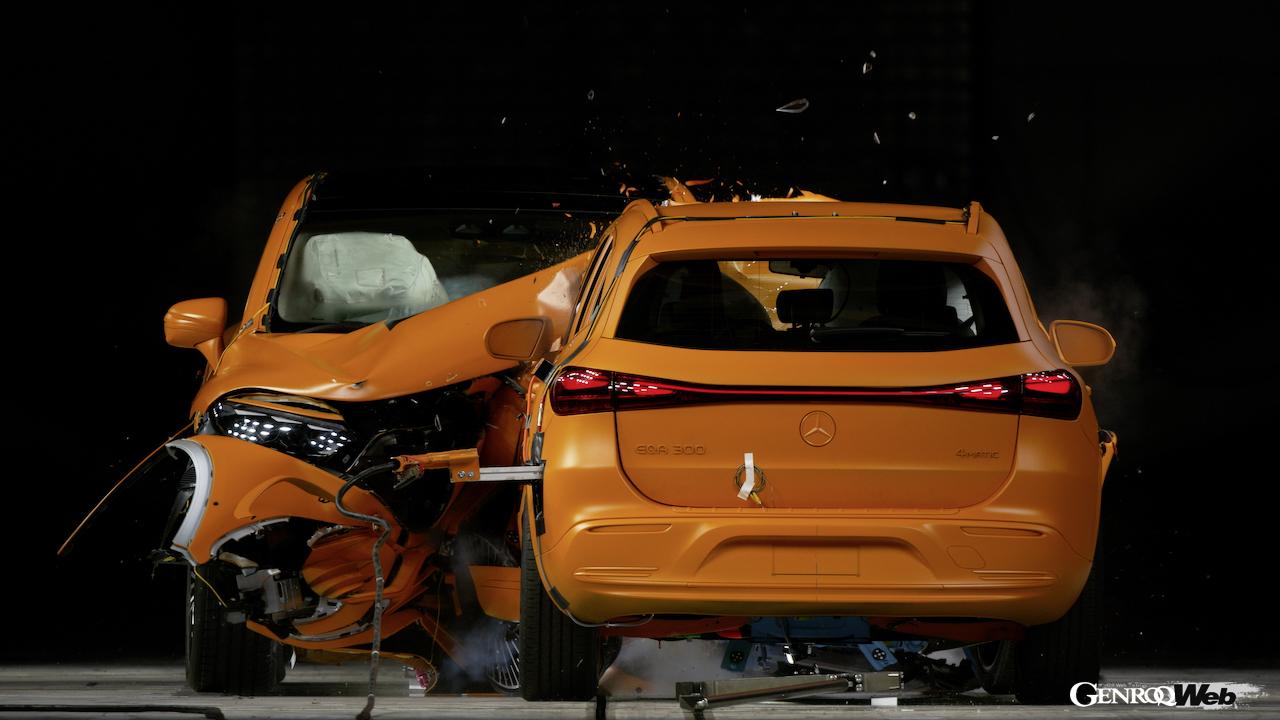 ドイツ・ジンデルフィンゲンのメルセデス・ベンツ・グループ車両安全技術センターで行われた、「EQA」と「EQS SUV」による前面オフセット衝突実験。