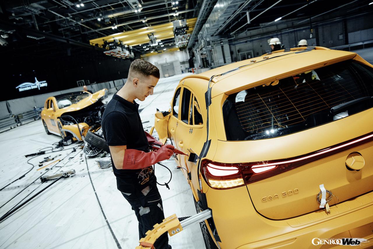 ドイツ・ジンデルフィンゲンのメルセデス・ベンツ・グループ車両安全技術センターで行われた、「EQA」と「EQS SUV」による前面オフセット衝突実験。