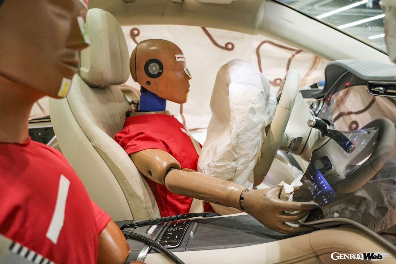 ドイツ・ジンデルフィンゲンのメルセデス・ベンツ・グループ車両安全技術センターで行われた、「EQA」と「EQS SUV」による前面オフセット衝突実験。