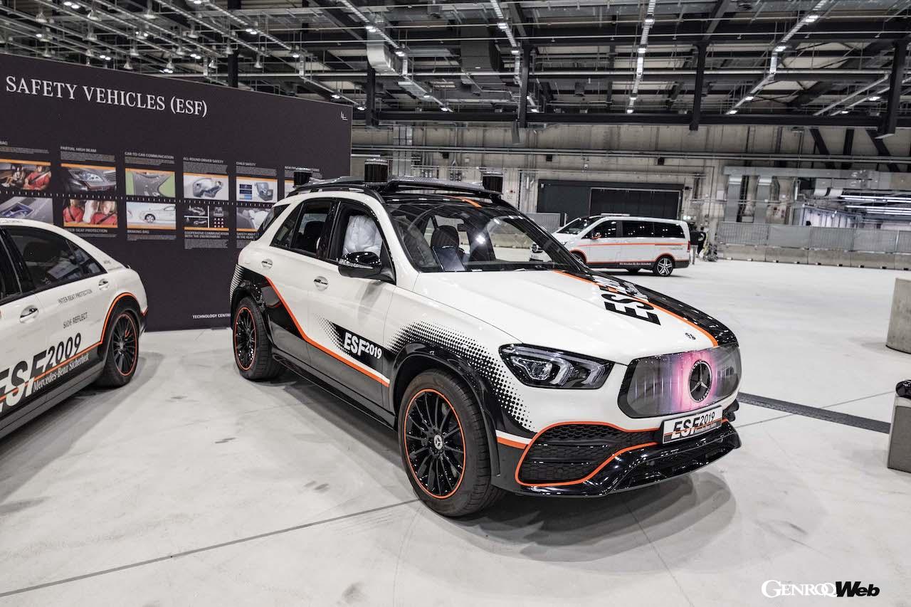これまでメルセデス・ベンツが開発してきた、安全実験車両。