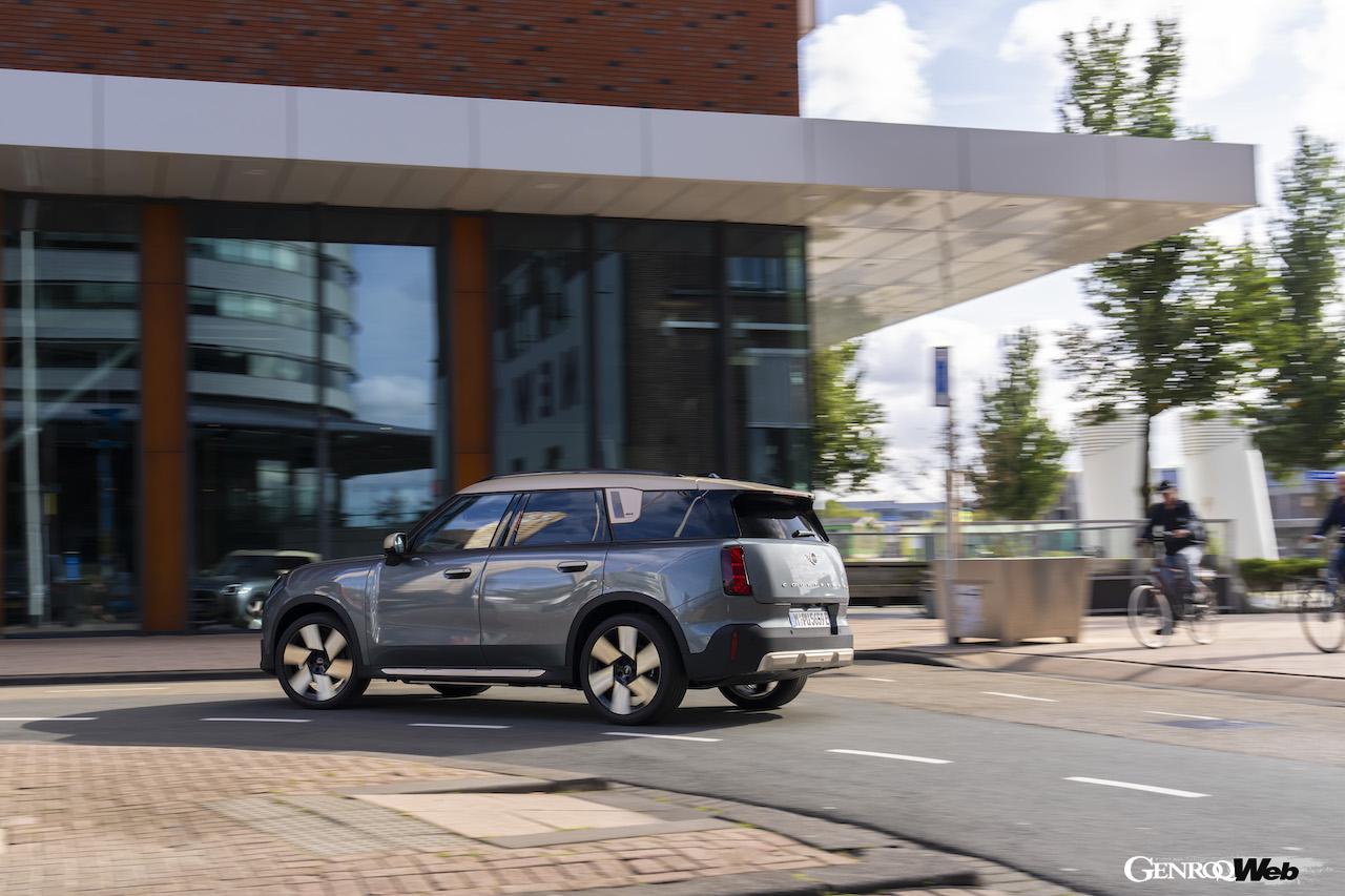 新型「MINI カントリーマン SE ALL4」のエクステリア。