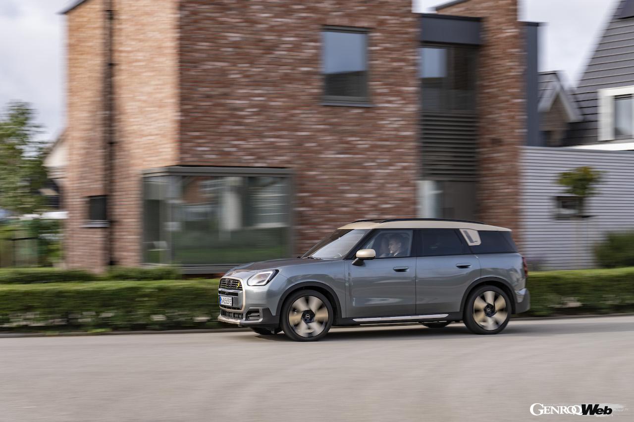 新型「MINI カントリーマン SE ALL4」のエクステリア。