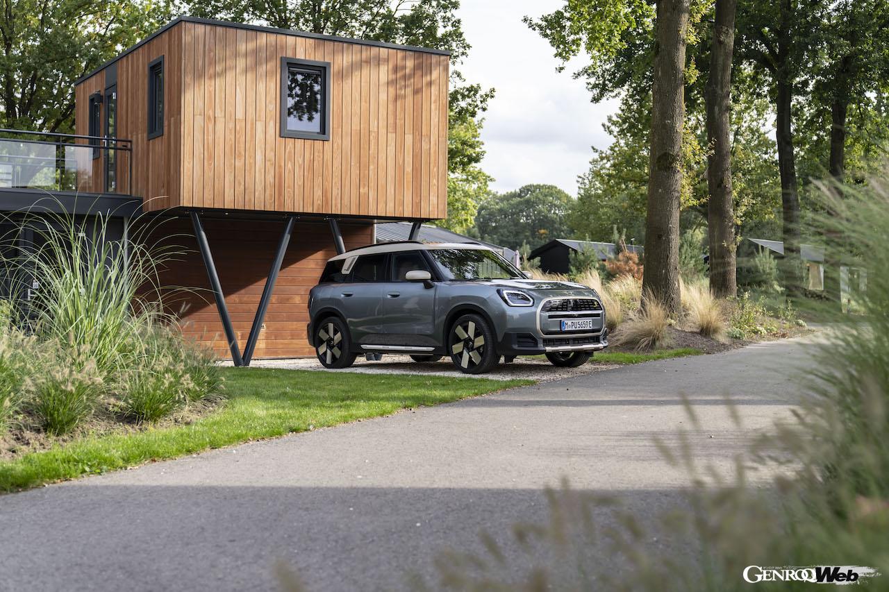 新型「MINI カントリーマン SE ALL4」のエクステリア。