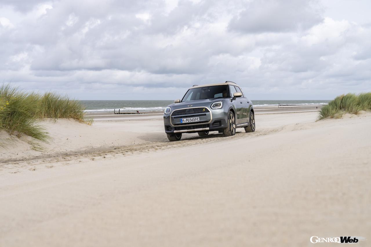 新型「MINI カントリーマン SE ALL4」の走行シーン。