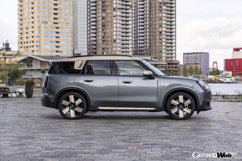 新型「MINI カントリーマン SE ALL4」のエクステリア。