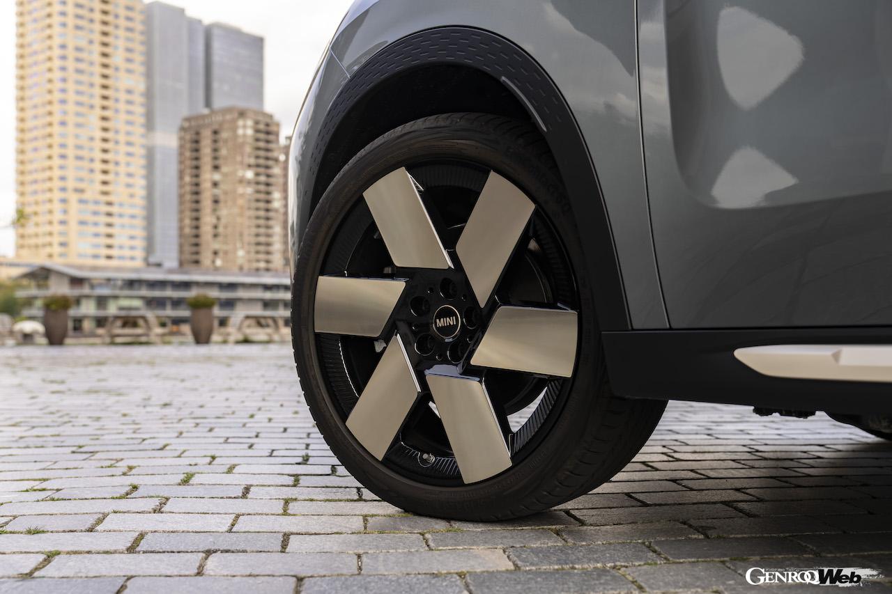 新型「MINI カントリーマン SE ALL4」のエクステリア。