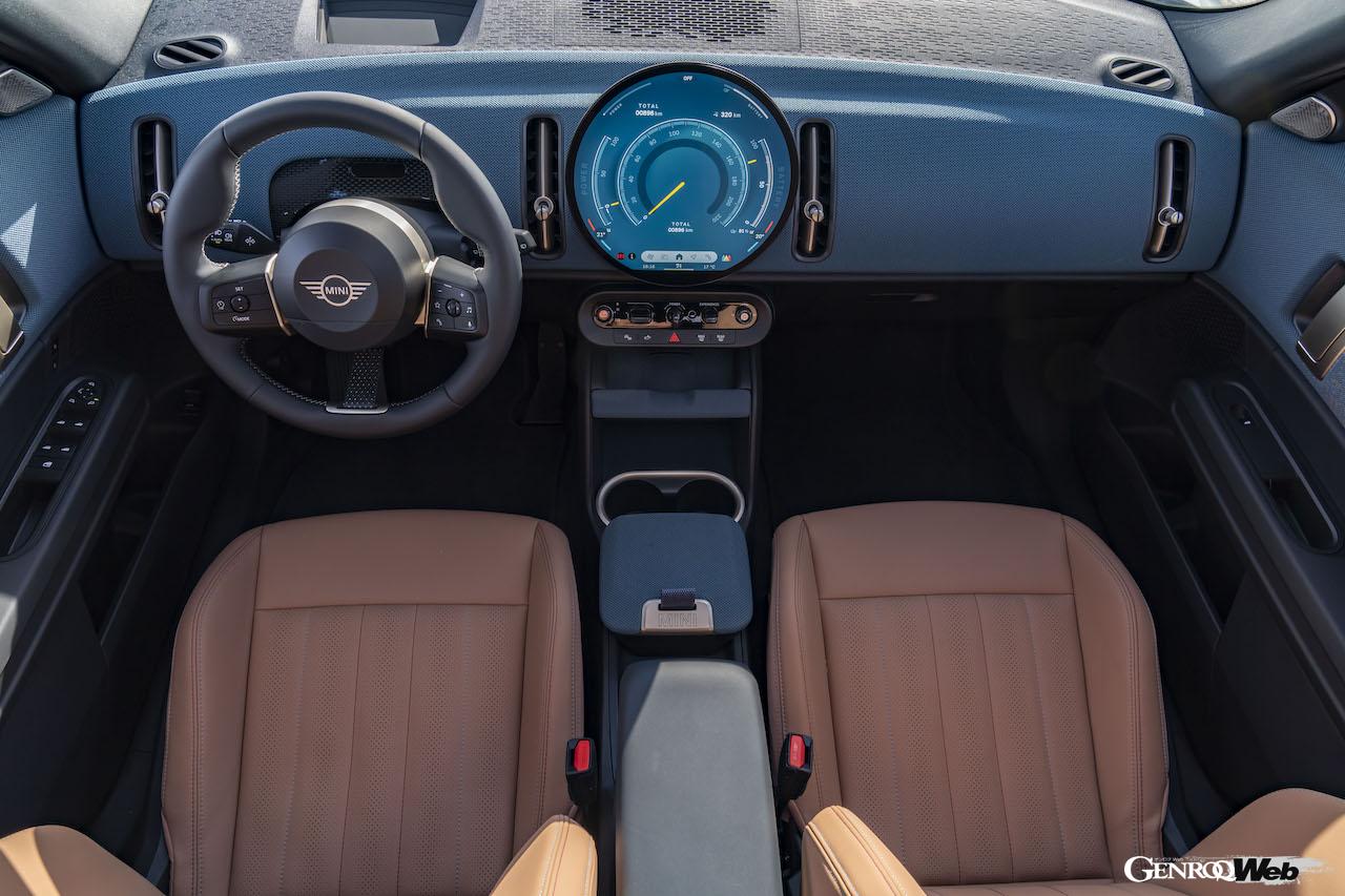 新型「MINI カントリーマン SE ALL4」のインテリア。