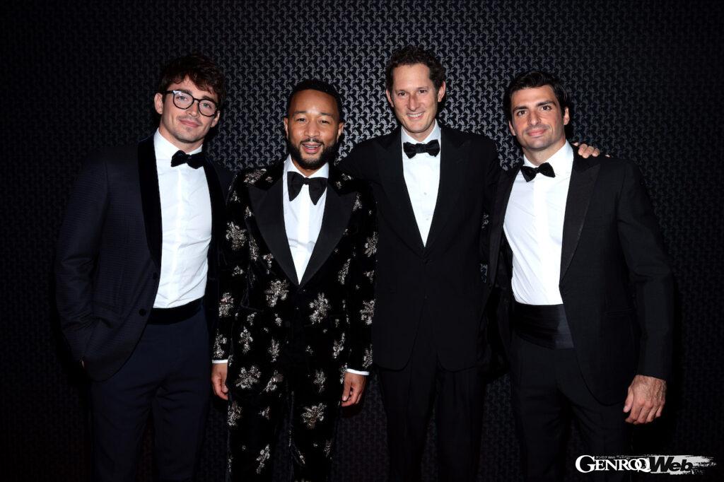 オークション後、グラミー・アーティストのジョン・レジェンドのライブぱフォーマンスも行われた。写真は左からF1ドライバーのシャルル・ルクレール、ジョン・レジェンド、フェラーリ会長のジョン・エルカン、F1ドライバーのカルロス・サインツ。
