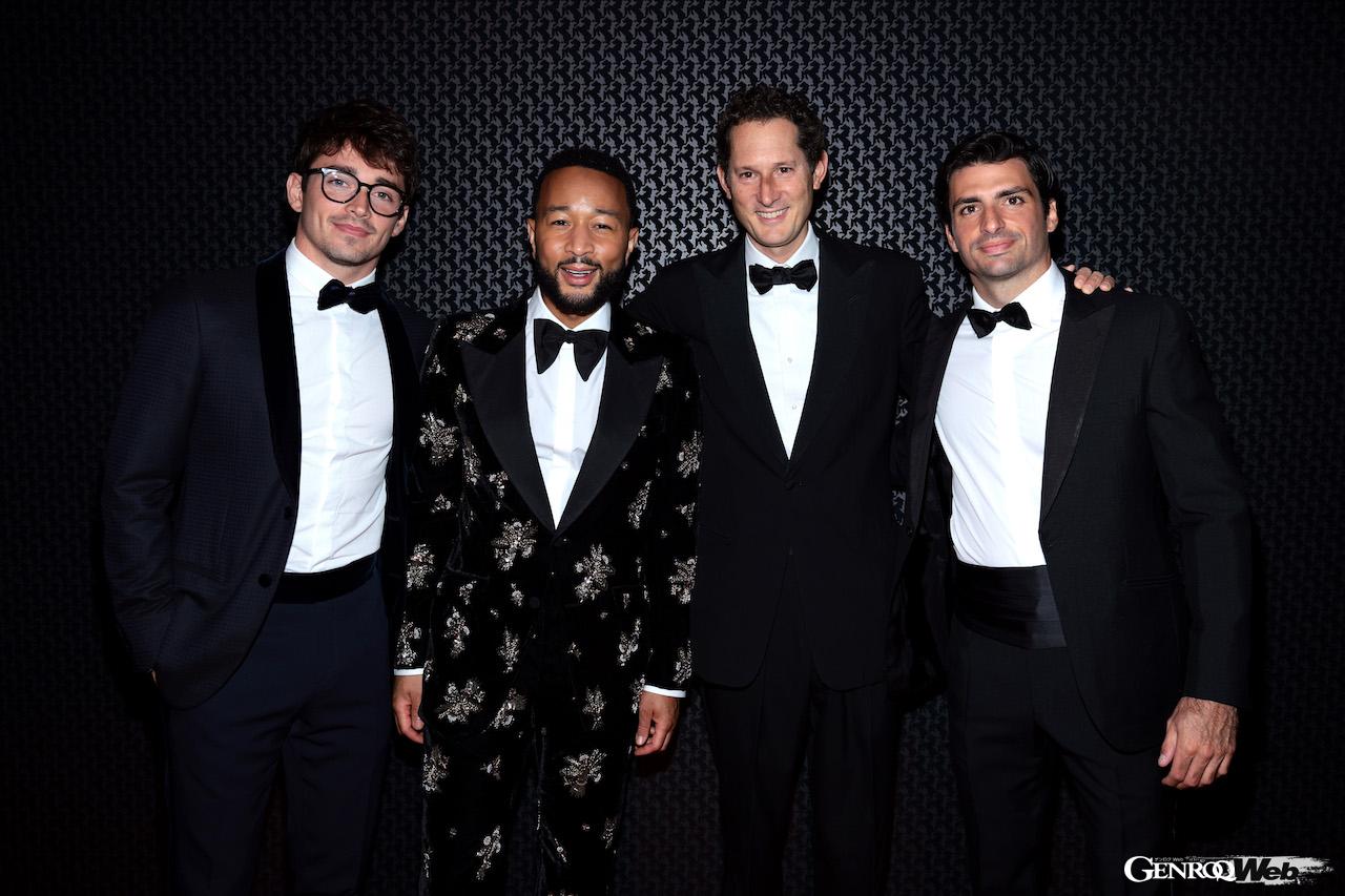 オークション後、グラミー・アーティストのジョン・レジェンドのライブぱフォーマンスも行われた。写真は左からF1ドライバーのシャルル・ルクレール、ジョン・レジェンド、フェラーリ会長のジョン・エルカン、F1ドライバーのカルロス・サインツ。