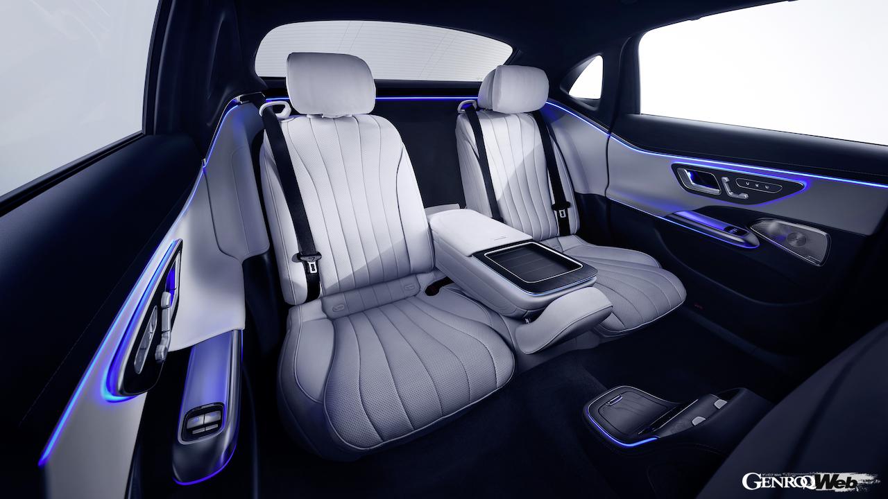 133mm拡大されたホイールベースにより、リヤシートの居住性と快適性が大幅に向上。リヤシートのリクライニングやスライディング機構など、快適性を高める専用装備が数多く搭載された。