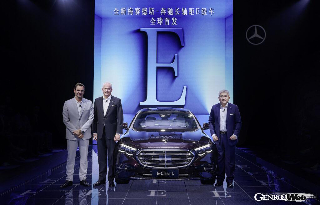 中国現地で行われた「メルセデス・ベンツ Eクラス ロングホイールベース」のワールドプレミア・イベントには、同社がサポートする元プロテニスプレイヤーのロジャー・フェデラー(写真左)が参加した。