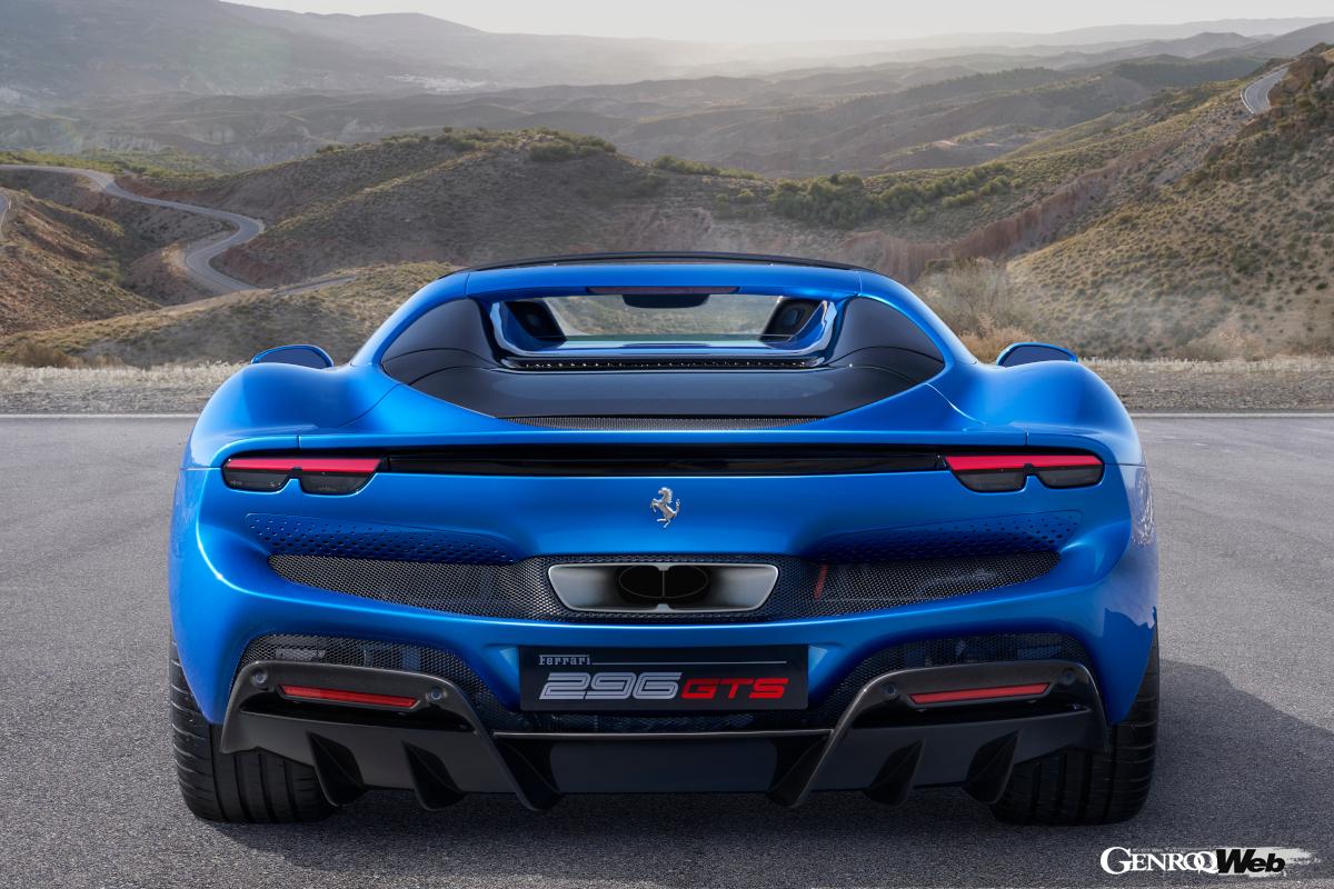 GTSのリトラクタブル・ハードトップの開閉時間はわずか14秒。45km/h以下なら走行中でも開閉が可能だ。