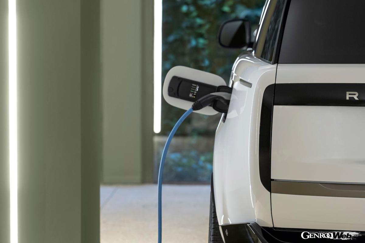 同じPHEV同士でシステム最高出力比較してみると、センチュリー412PSに対して、レンジローバーは550PSとなる。