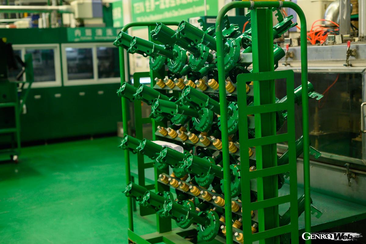 中国市場で売れ行きが伸びているのがテスラ用純正形状ダンパー。過酷に扱われるためタイヤ交換の度にダンパーも交換するのが当たり前という。