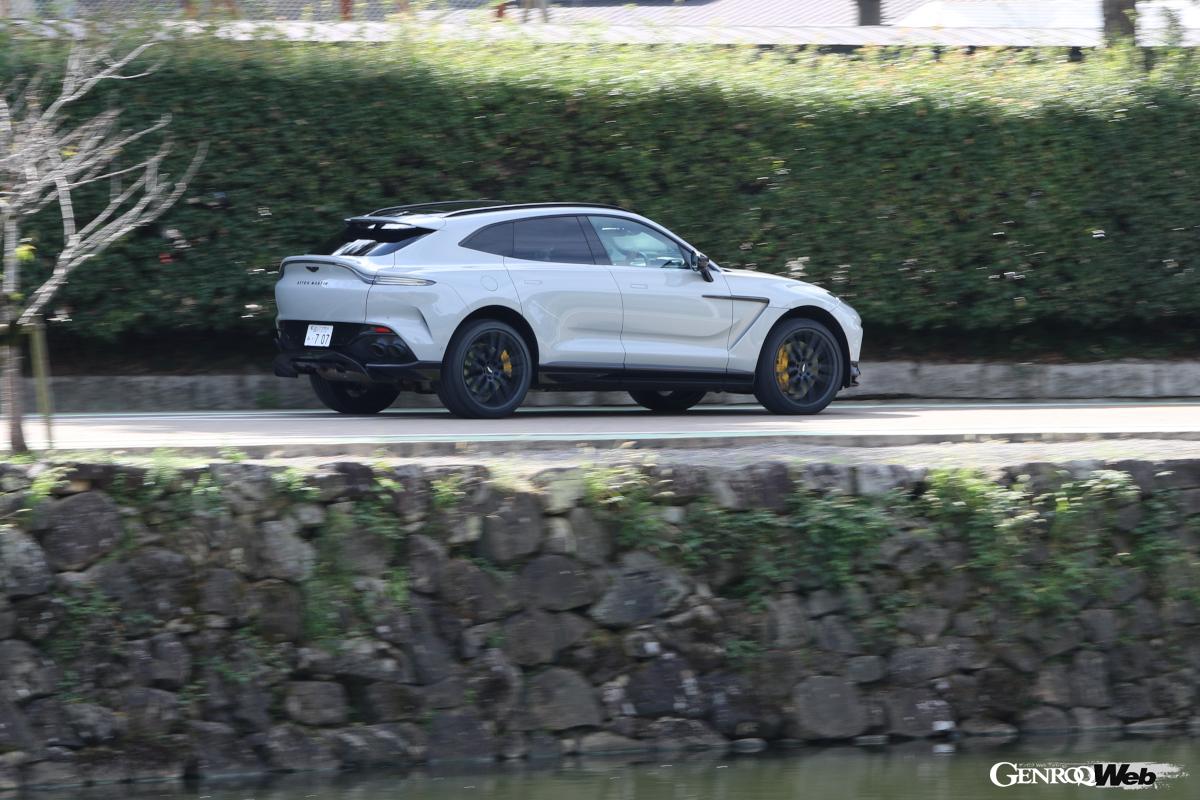 彦根城の近辺を走るDBX707。初日から一転して清々しい天候に恵まれた。